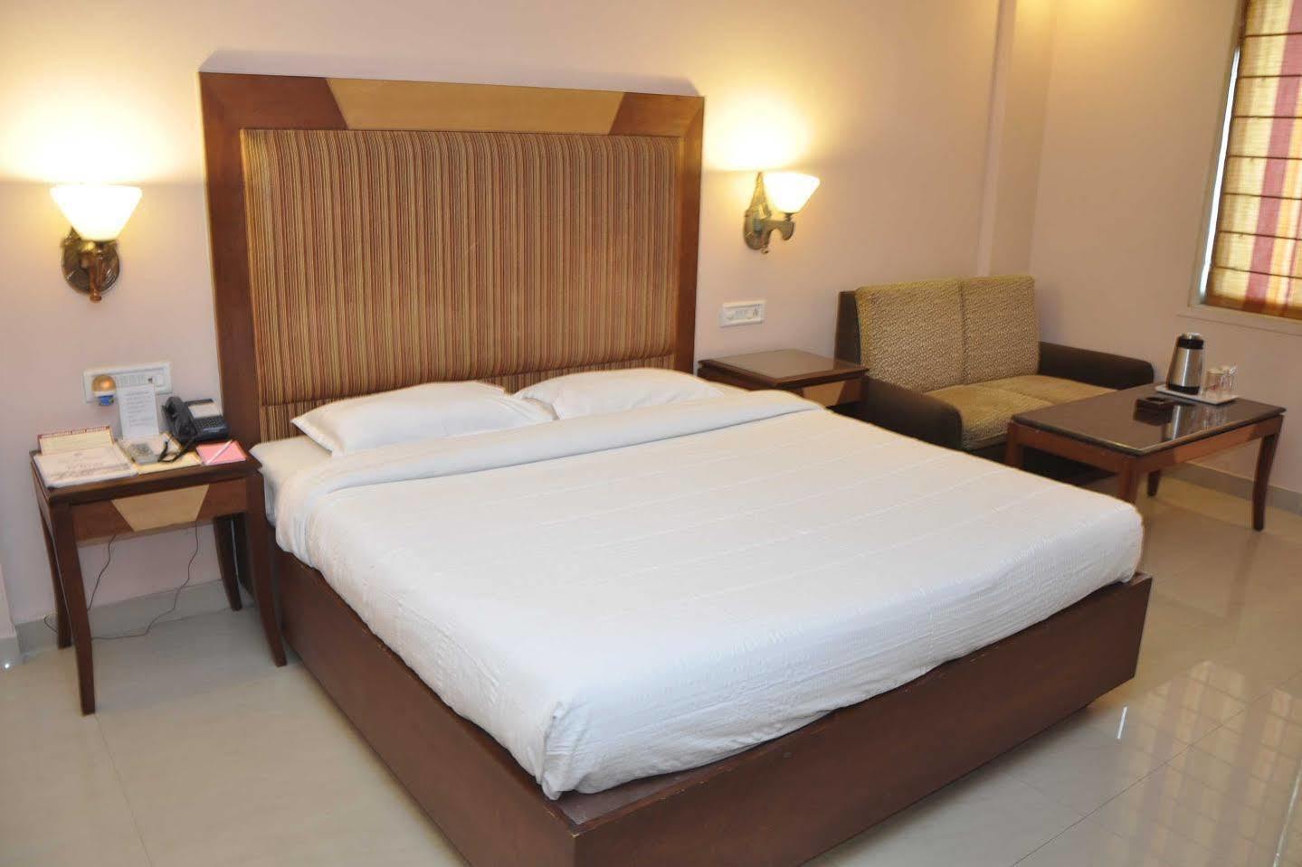 Hotel Grand International Rāipur エクステリア 写真